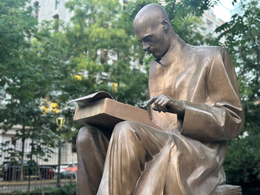 Statue von Indro Montanelli, bekannter italienischer Journalist, in den Giardini die Porta Venezia in Milano. 