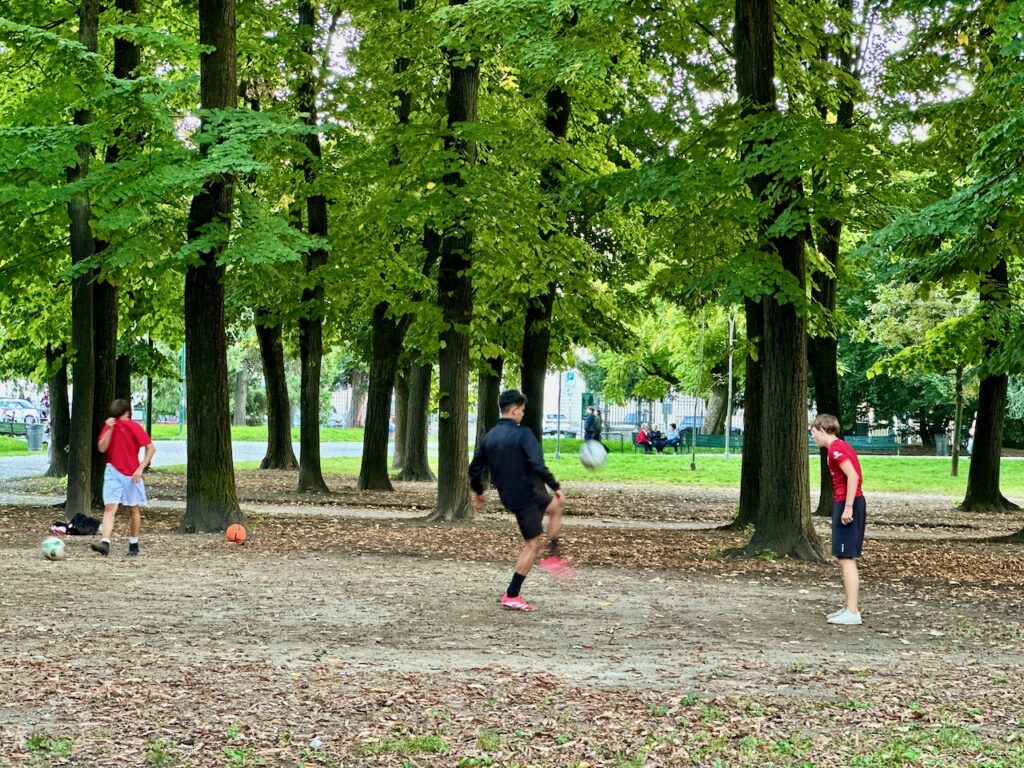 Jungs spielen Fussball im Mailänder Stadtpark Giardini Indro Montanelli