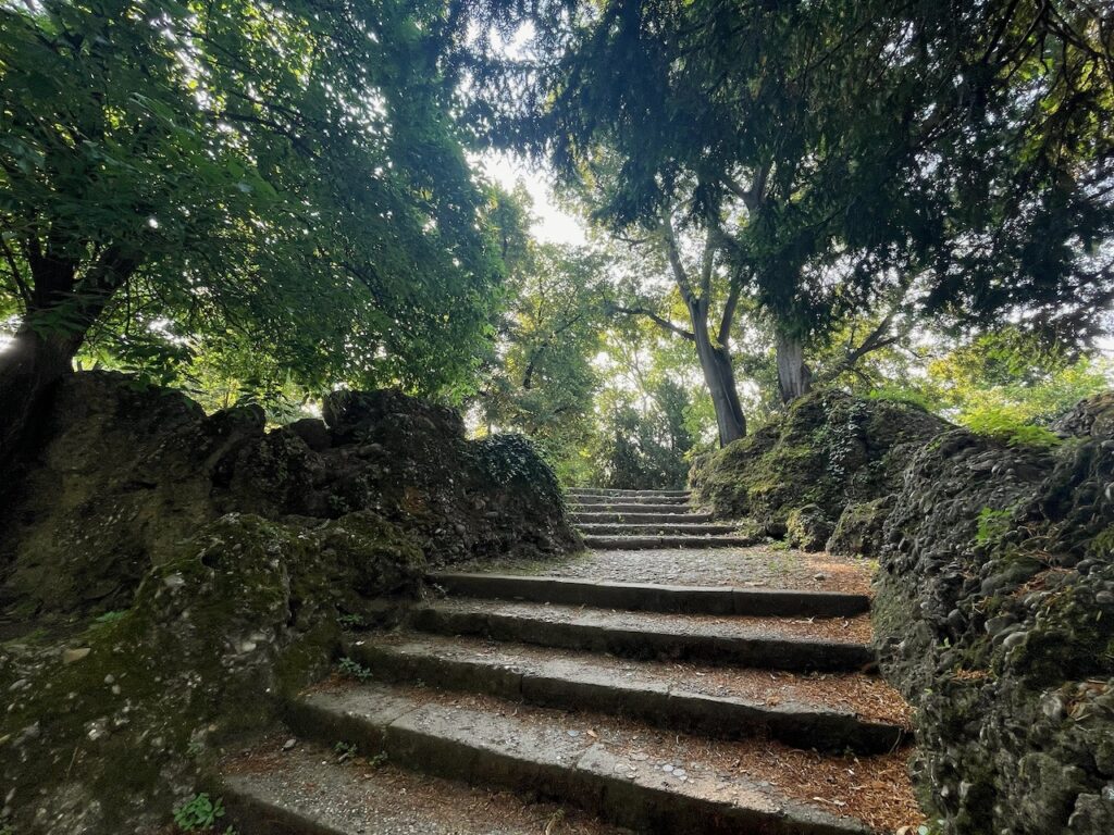 Bäume und Treppen im Giardini Indro Montanelli, Stadtpark nähe Station Rebubblica in Milano