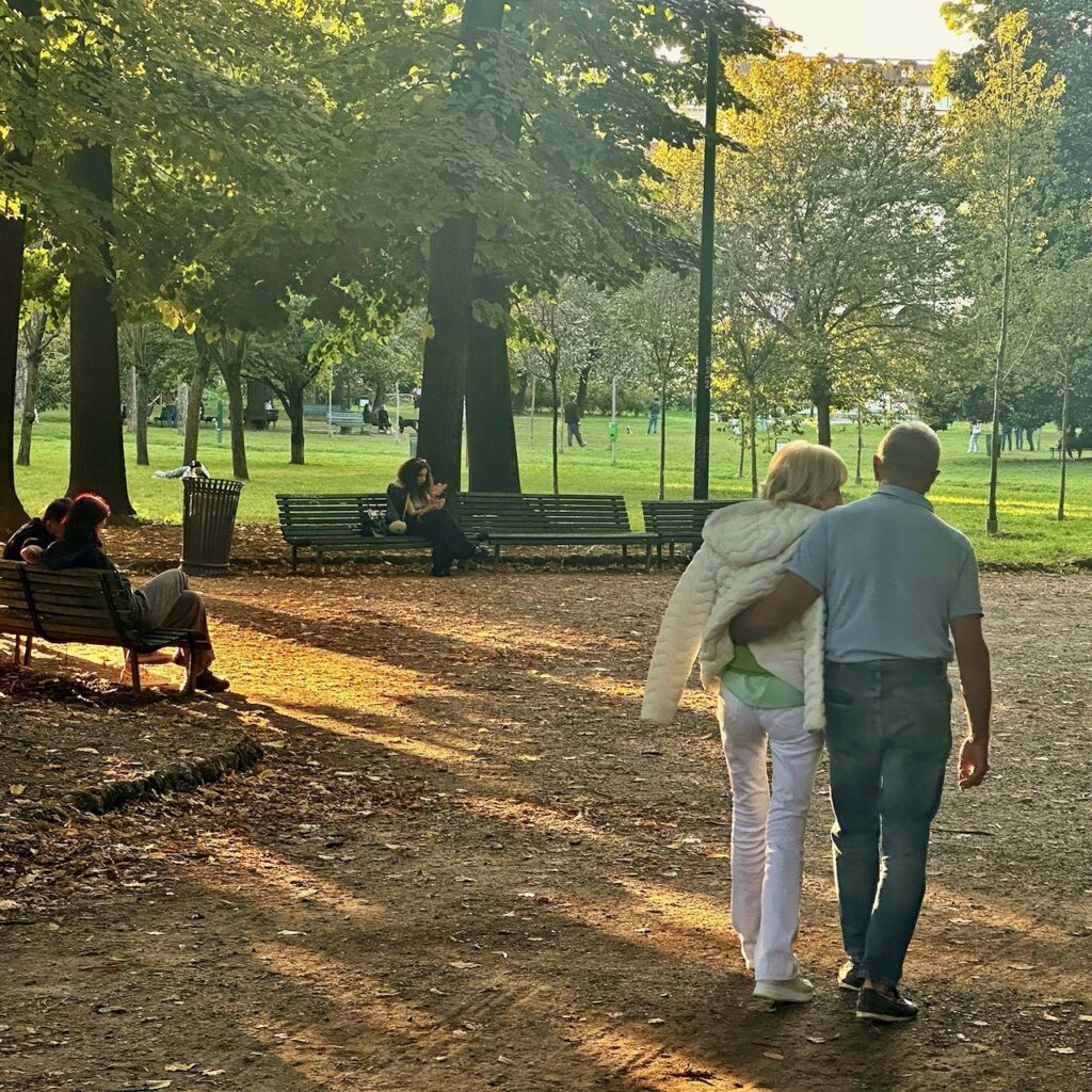 Ein Paar spaziert im Park Giardini Indro Montanelli in Milano an einem schönen Herbsttag.