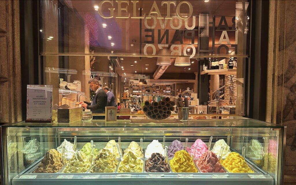 Gelateria Granaio in Mailand, Ansicht der Glasvitrine mit Gelati