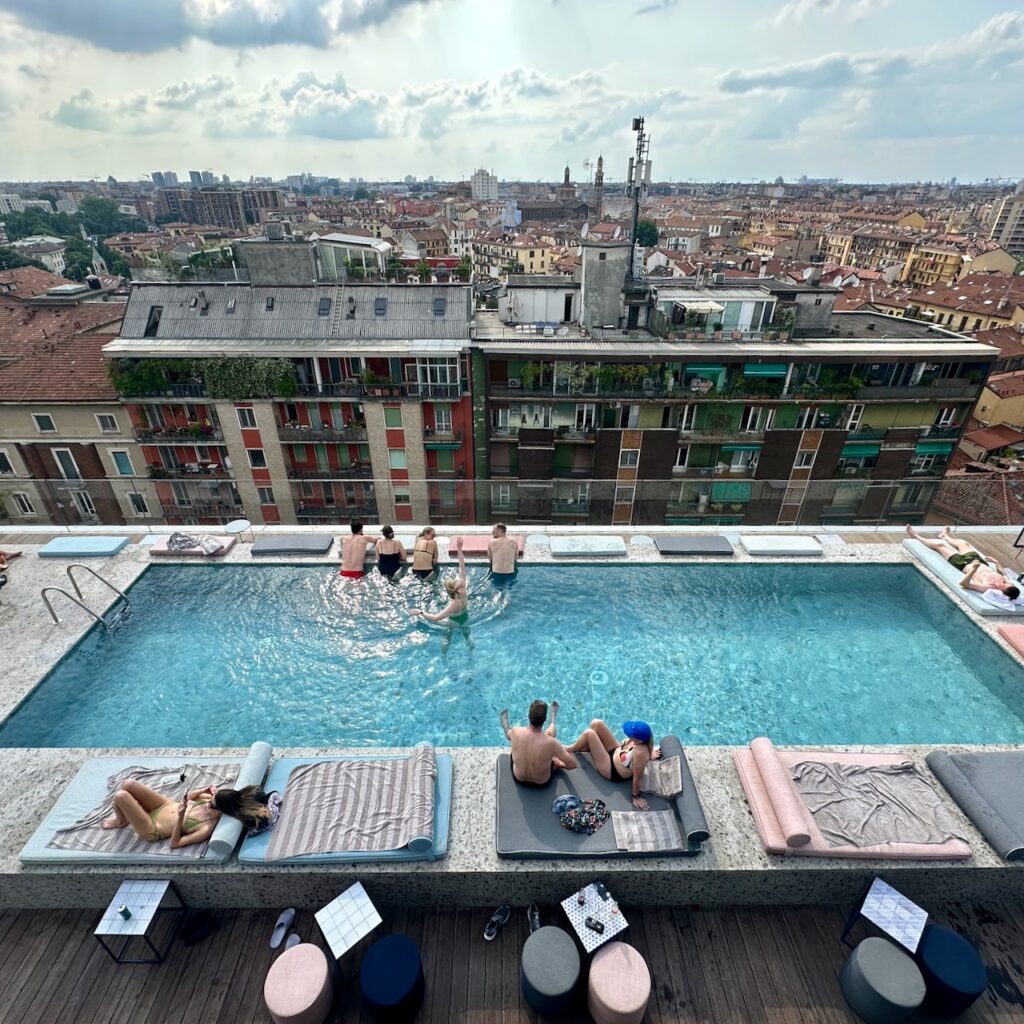 Ausblick vom Dachpool des Mailänder Hotels 21 House of Stories Navigli