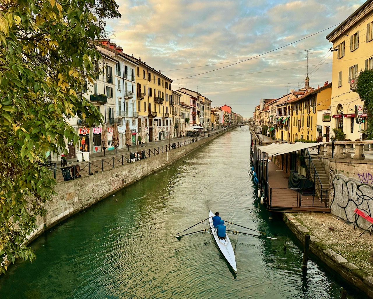 Stadtwanderung in Milano Navigli am frühen Morgen, Stadtspaziergang Slow in the City