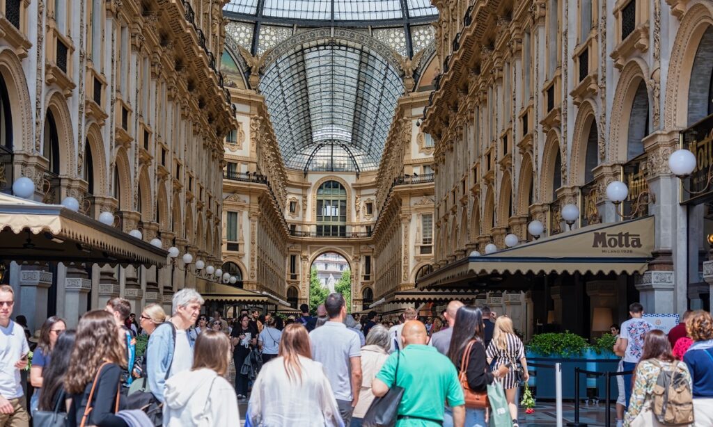 Overtourism in der Einkaufspassage Galleria Vittorio Emanuele II in Milano