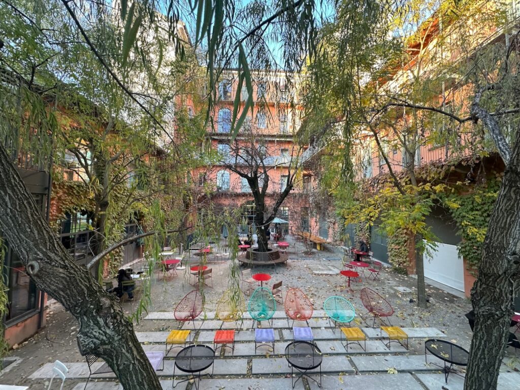 Hotel Combo in Mailand Navigli, Innenhof am frühen Morgen