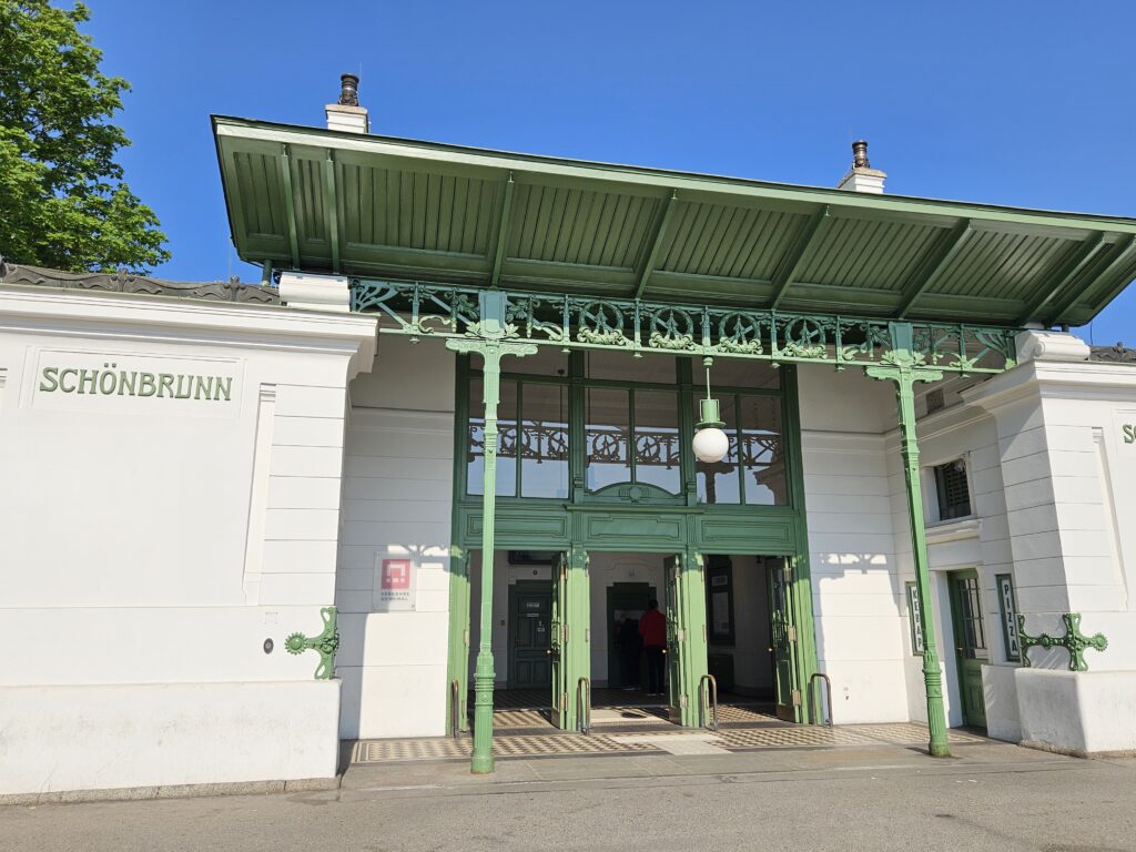 U-Bahnstation Schönbrunn Wien von aussen