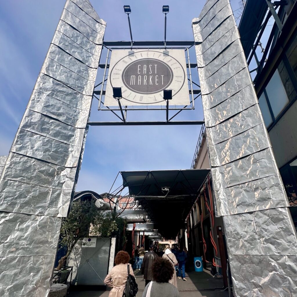Eingang des East Market Vintage-Shoppings in Mailand
