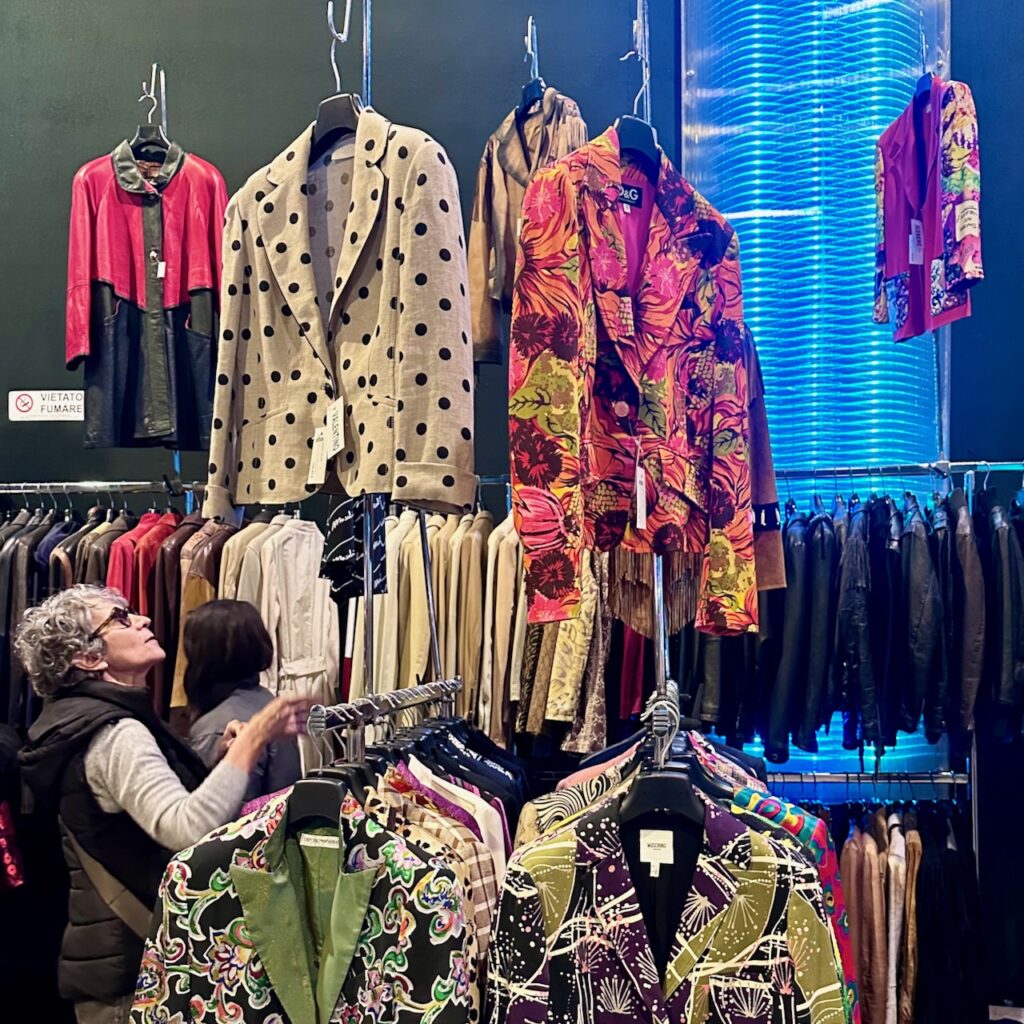 Kundin betrachtet Vintage-Mode am East Market in Milano