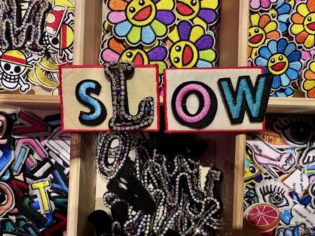 Grosse Auswahl an Stoff-Aufnähern am grossen Vintage-Markt in Mailand