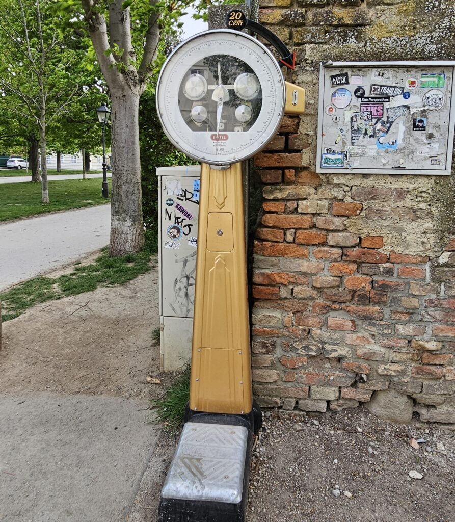 Personenwaage in Wien vor dem Augarten