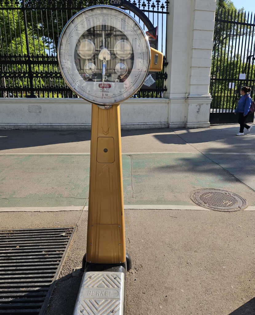 Personenwaage in Wien vor dem Volksgarten