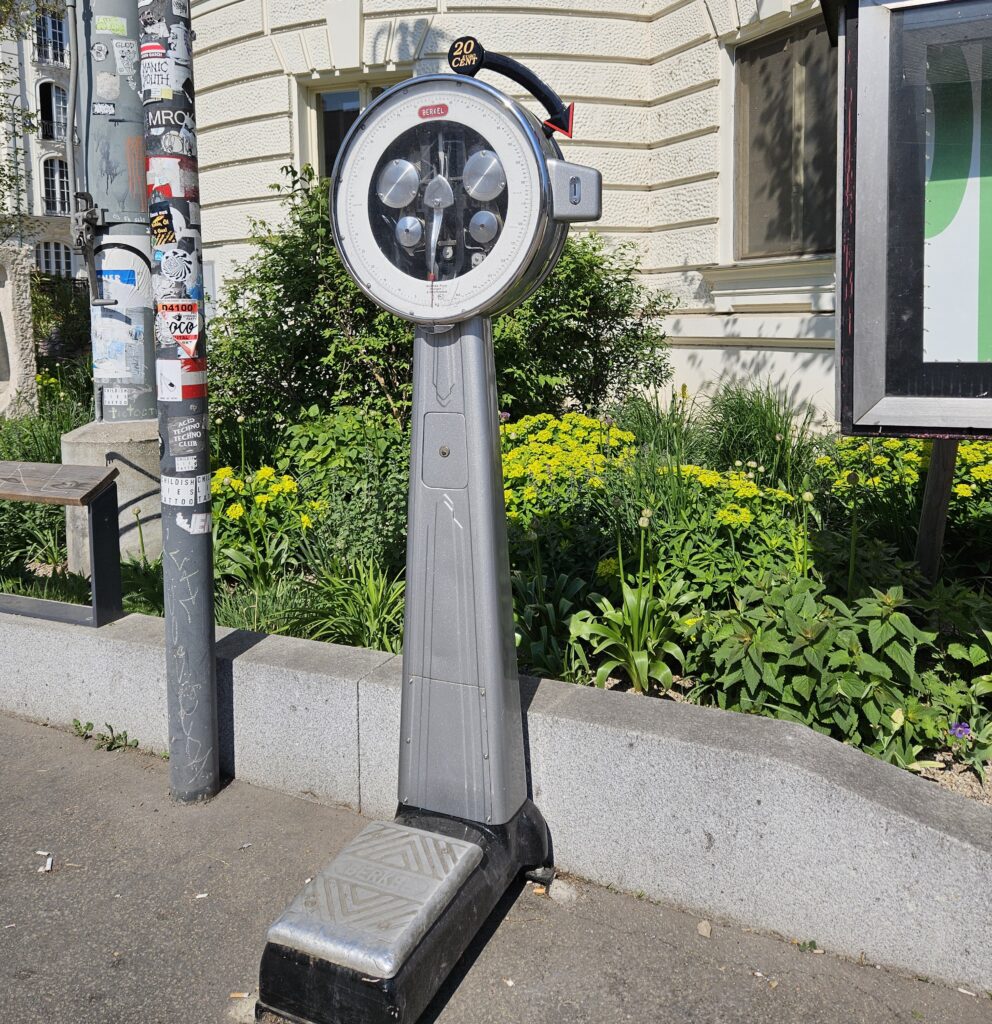 Personenwaage vor dem Volkstheater Wien