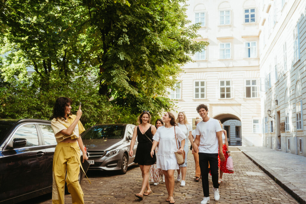 Gabi und Basti von Rebel Tours Vienna unterwegs im Melker Hof in der österreichischen Hauptstadt Wien, Beitrag von Slow in the City.
