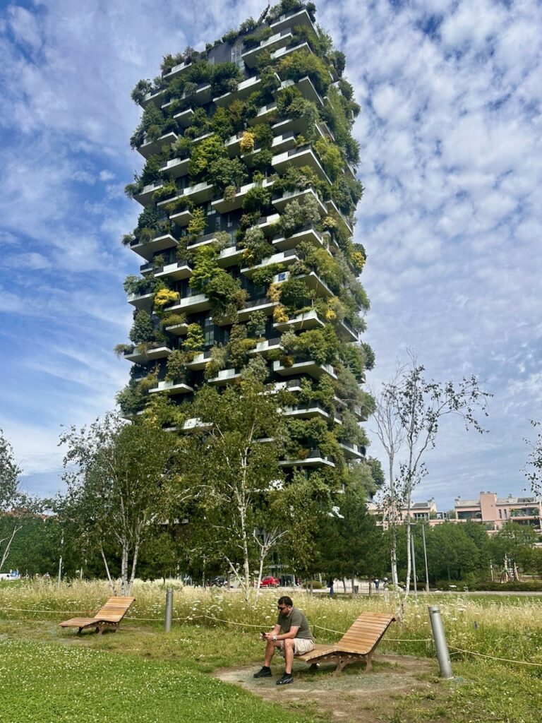 Bosco Verticale in Miland, im Mailänder Stadtteil Porta Nuova, an einem heiteren Sommertag mit etwas Bewölkung.