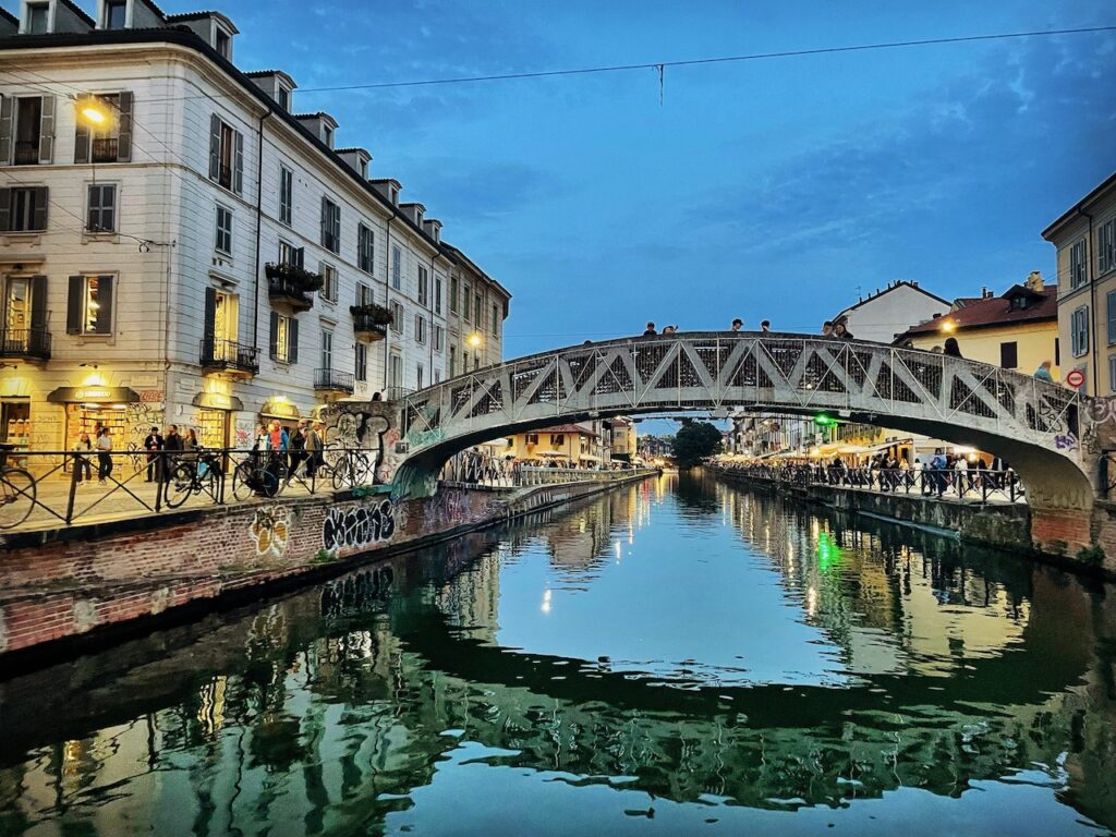 Milano Navigli Quartier, eine Brücke spiegelt sich im Kanal Naviglio Grance, Slow in the City