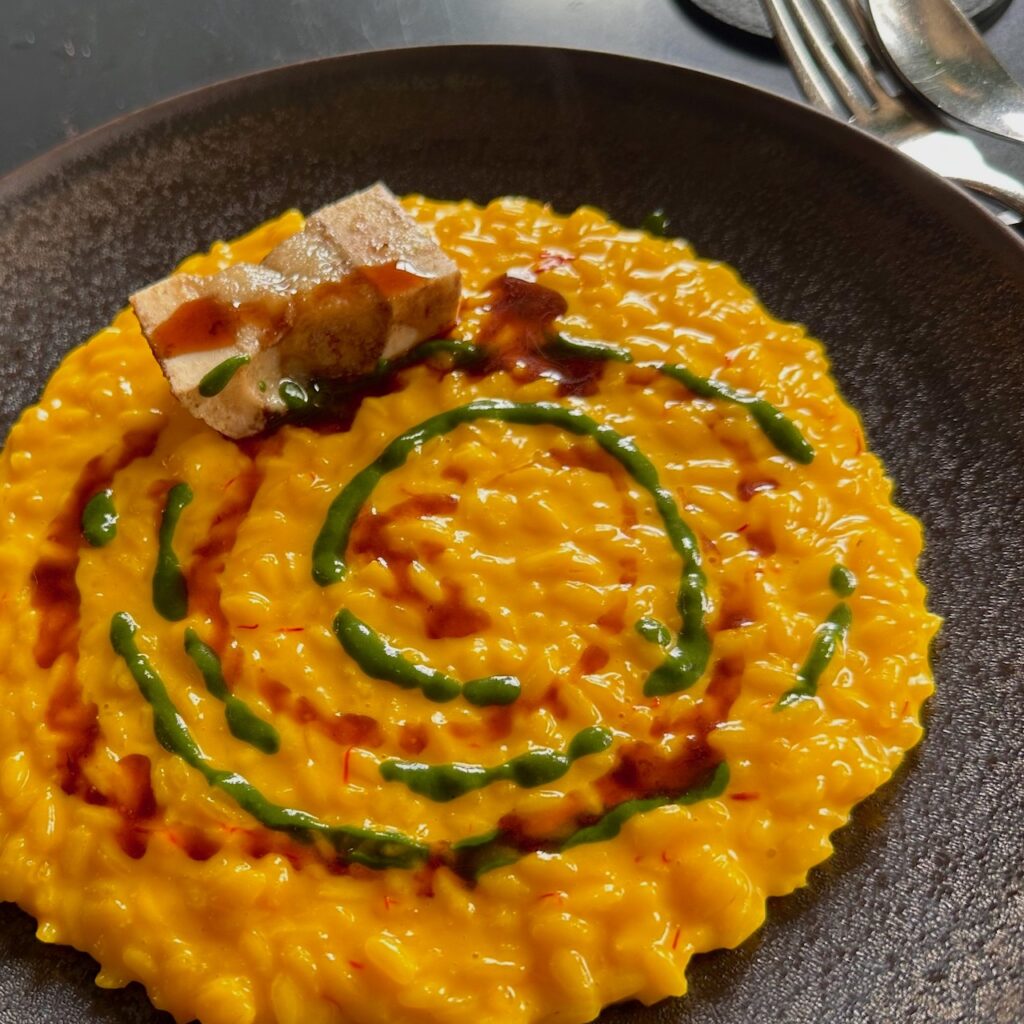 Risotto Milanes in Mailand, serviert im Restaurant Ratanà im Stadtteil Porra Nuova.