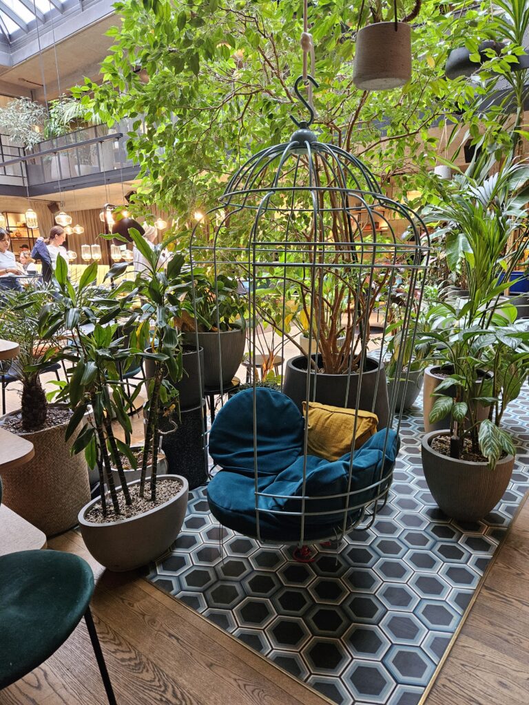Hotel Gilbert Lobby mit Schaukel