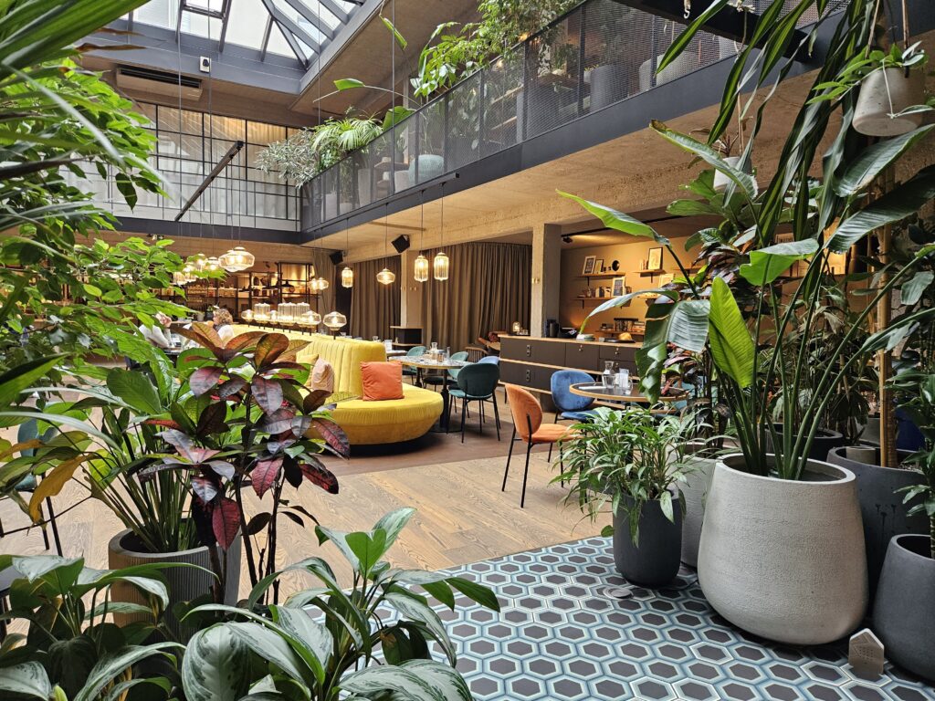 Hotel Gilbert Wien Hotelhalle mit Restaurant &flora