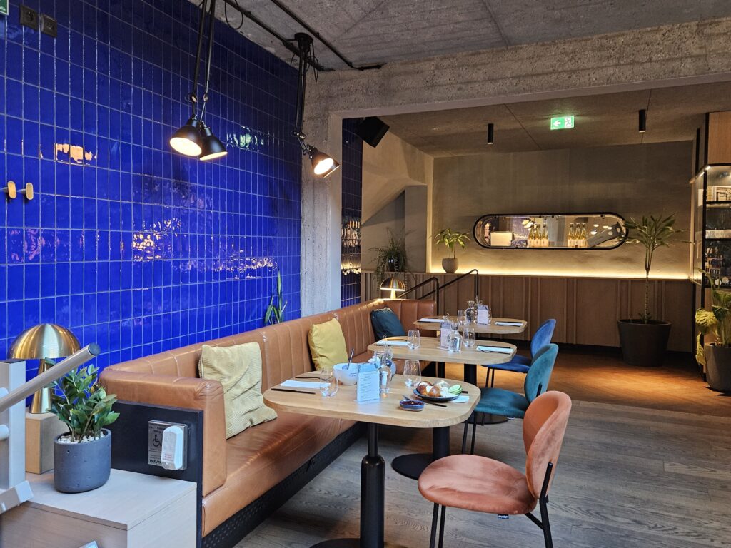 Restaurant &flora im Hotel Gilbert mit blauer Kachelwand