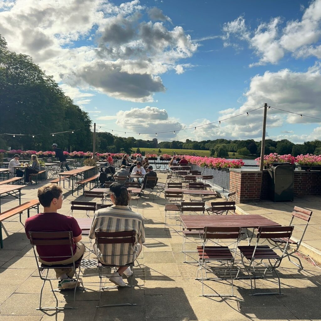 Sierichs Biergarten im Stadtpark Hamburg Winterhude an einem schönen Sommertag mit etwas Wolken.