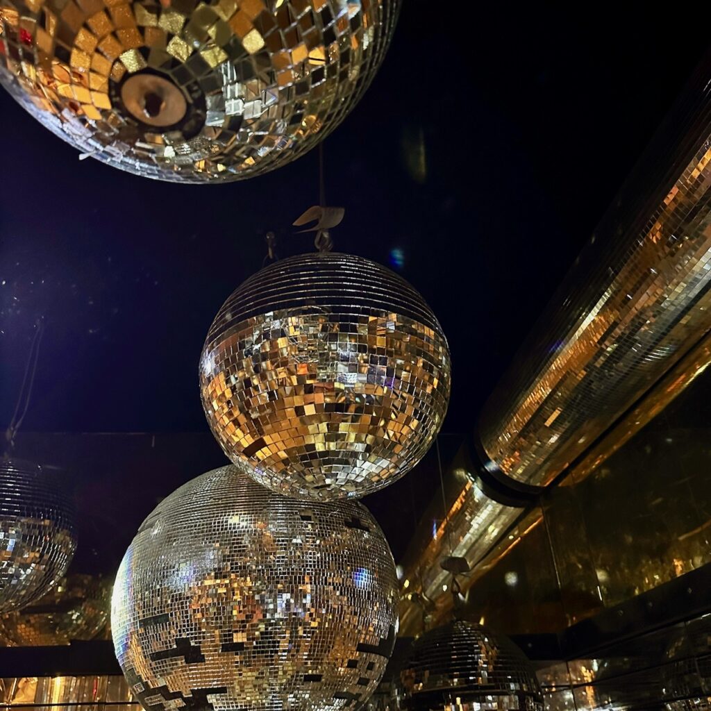 Discokugeln in der Hamburger Materialverwaltung.