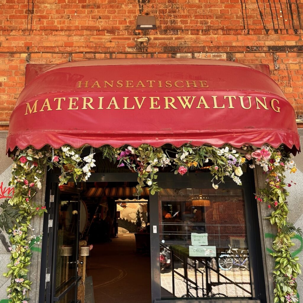 Eingangstüre zur Hanseatischen Materialverwaltung im Oberhafen Quartier in Hamburg