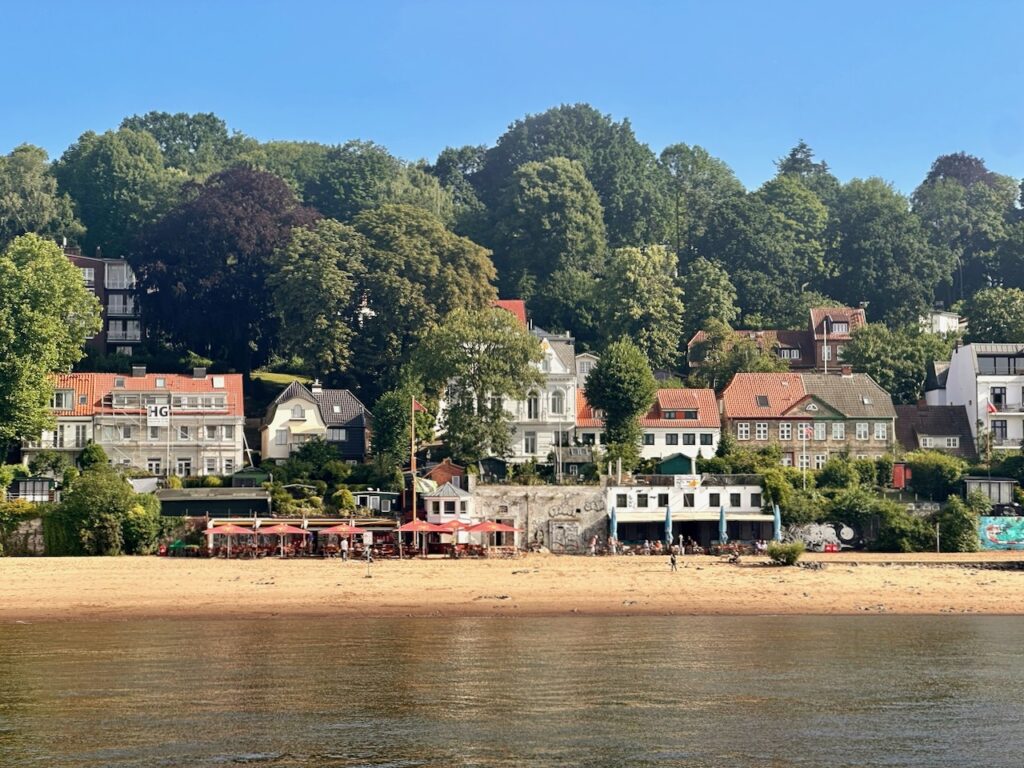Elbstrand Övelgönne in Hamburg, gesehen von einem Schiff aus, das auf der Elbe nach Finkenwerder fährt