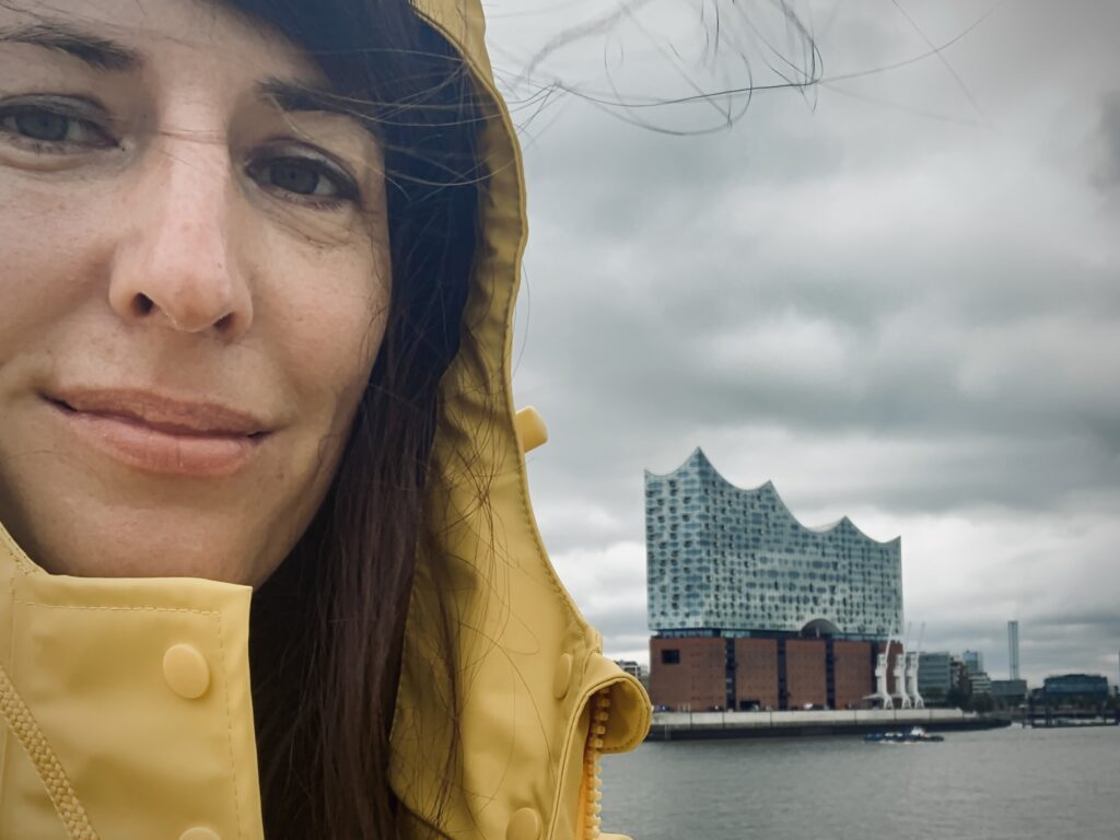Frau Elbville alias Susanne Krieg vor der Hamburger Elbphilharmonie Elphi