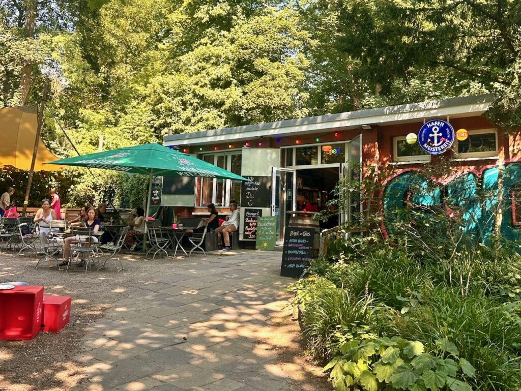 Hafenmeisterei Kiosk und Biergarten im Park Altonaer Balkon in Hamburg-Altona.