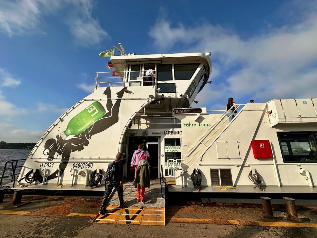 HADAG Hafenfähre 62 in Hamburg, Fahrgäste steigen in das Schiff ein