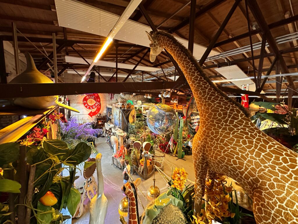 Hanseatische Materialverwaltung in Hamburg Oberhafen, Blick in den Raum mit grosser Giraffe im Vordergrund