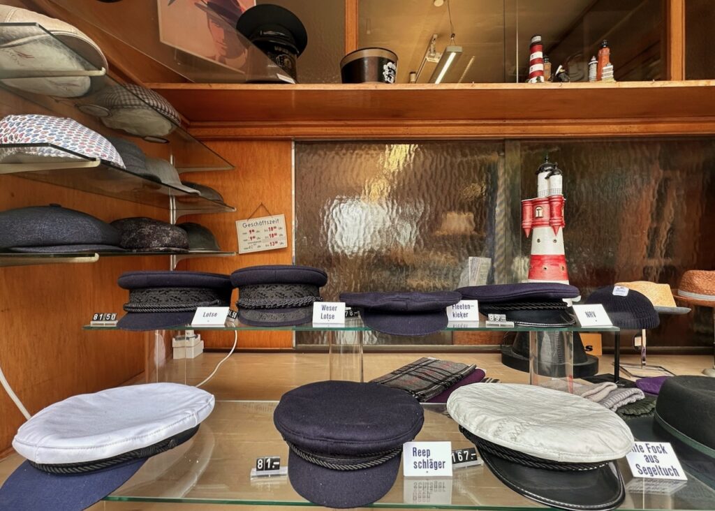 Schaufenster von Walther Eisenberg, berühmter Mützenmacher und Hutladen in Hamburg